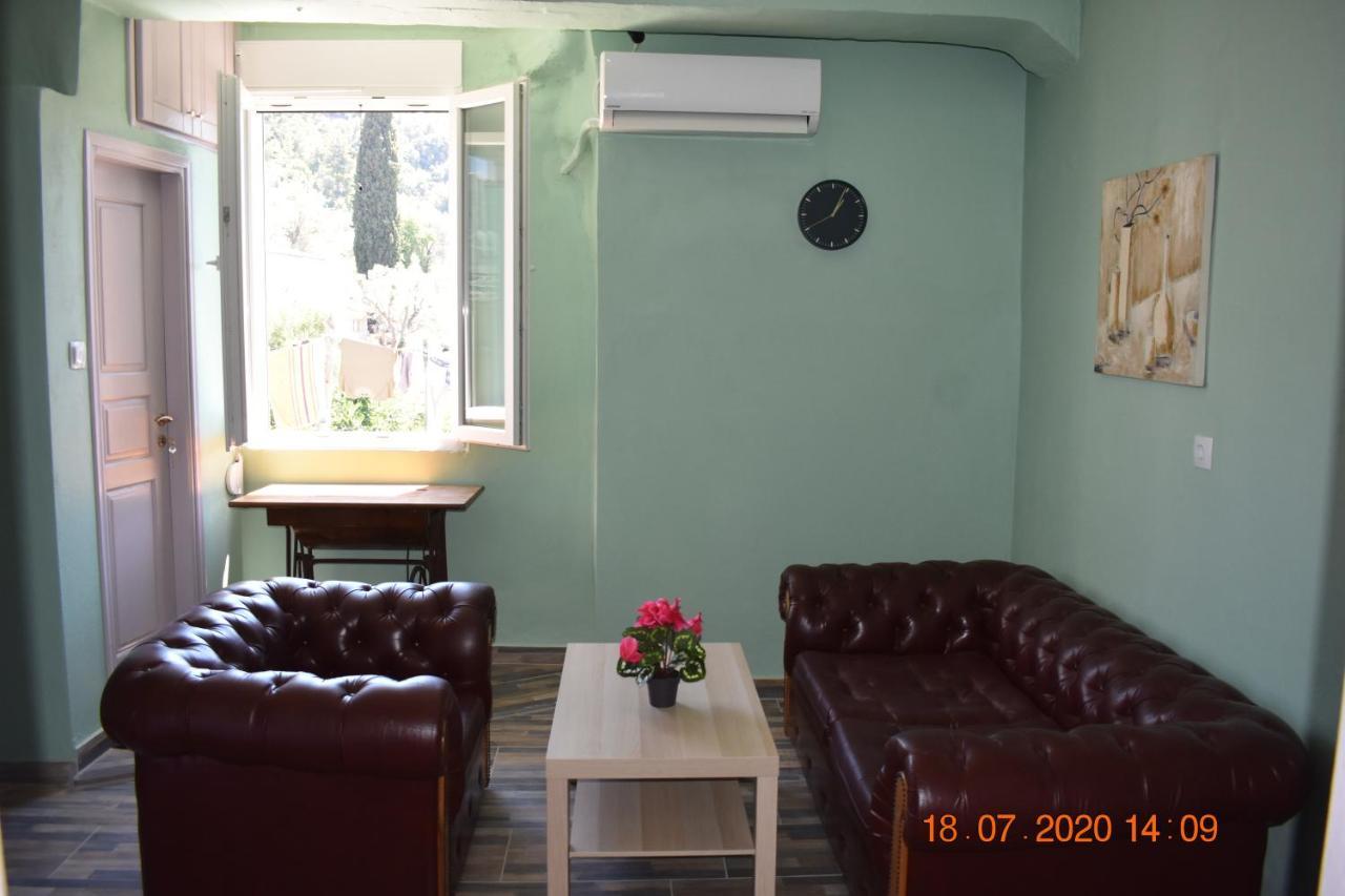 The Central House! Raches  Экстерьер фото